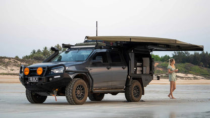 Auvent auto-portant 270° XT MAX de The Bush Company, robuste pour véhicules 4x4, installé sur un véhicule tout-terrain.