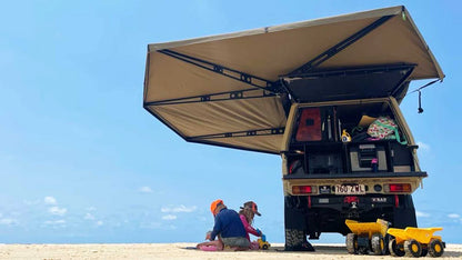 Auvent auto-portant 270° XT MAX de The Bush Company pour véhicules 4x4, installation robuste et protection solaire robuste.