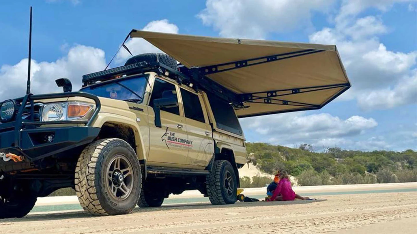 Auvent auto-portant 270° XT MAX de The Bush Company, conçu pour 4x4, avec support robuste et couverture en tissu résistant