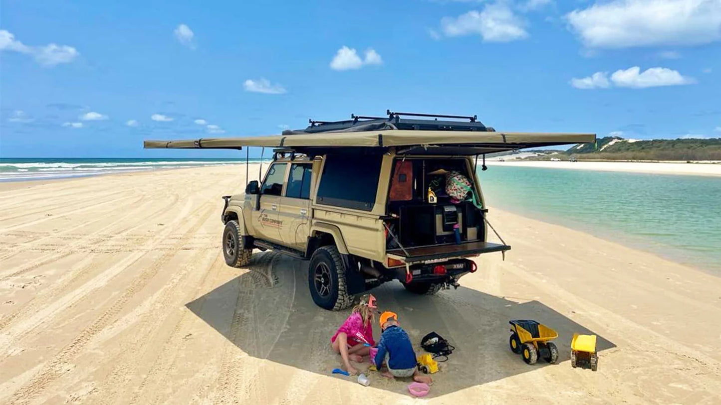Auvent auto-portant 270° XT MAX de The Bush Company pour véhicules 4x4, fixation robuste, installation sur le toit.