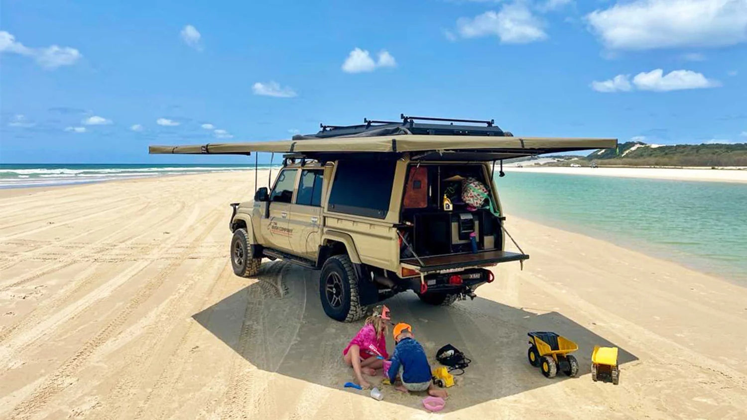 Auvent auto-portant 270° XT MAX de The Bush Company pour véhicules 4x4, fixation robuste, installation sur le toit.
