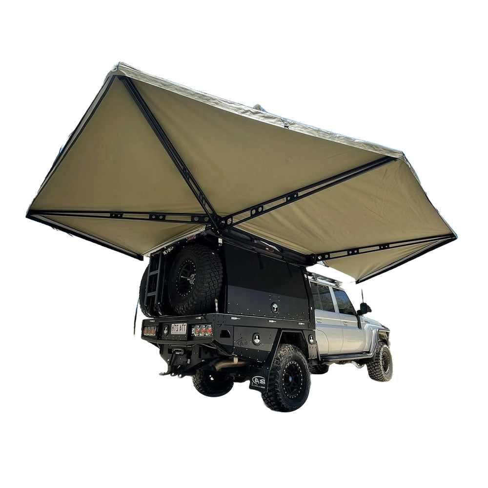 Auvent auto-portant 270° XT MAX de The Bush Company pour 4x4, installation robuste avec protection latérale solide.