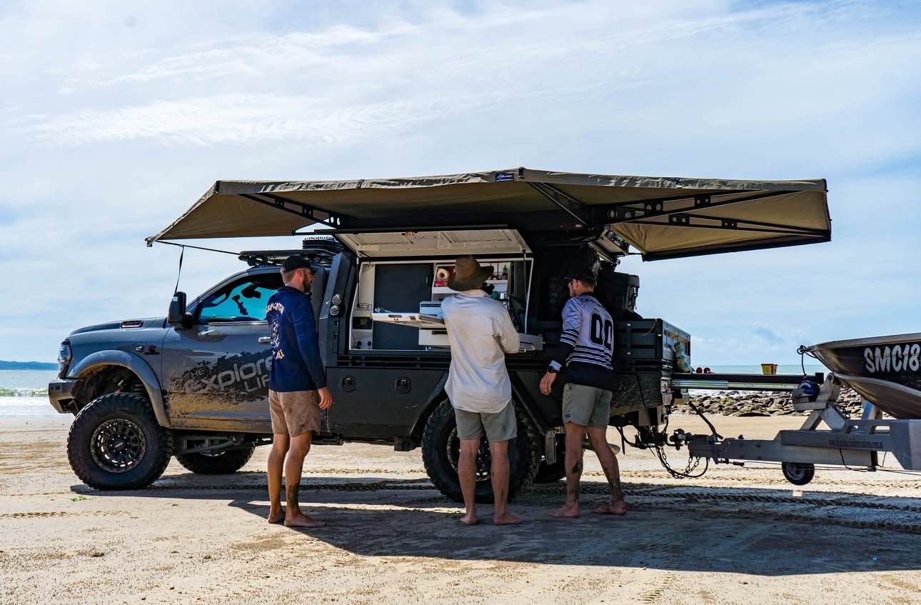 Auvent auto-portant 270° XT MAX de The Bush Company, conçu pour 4x4, avec structure solide et installation sur véhicule.