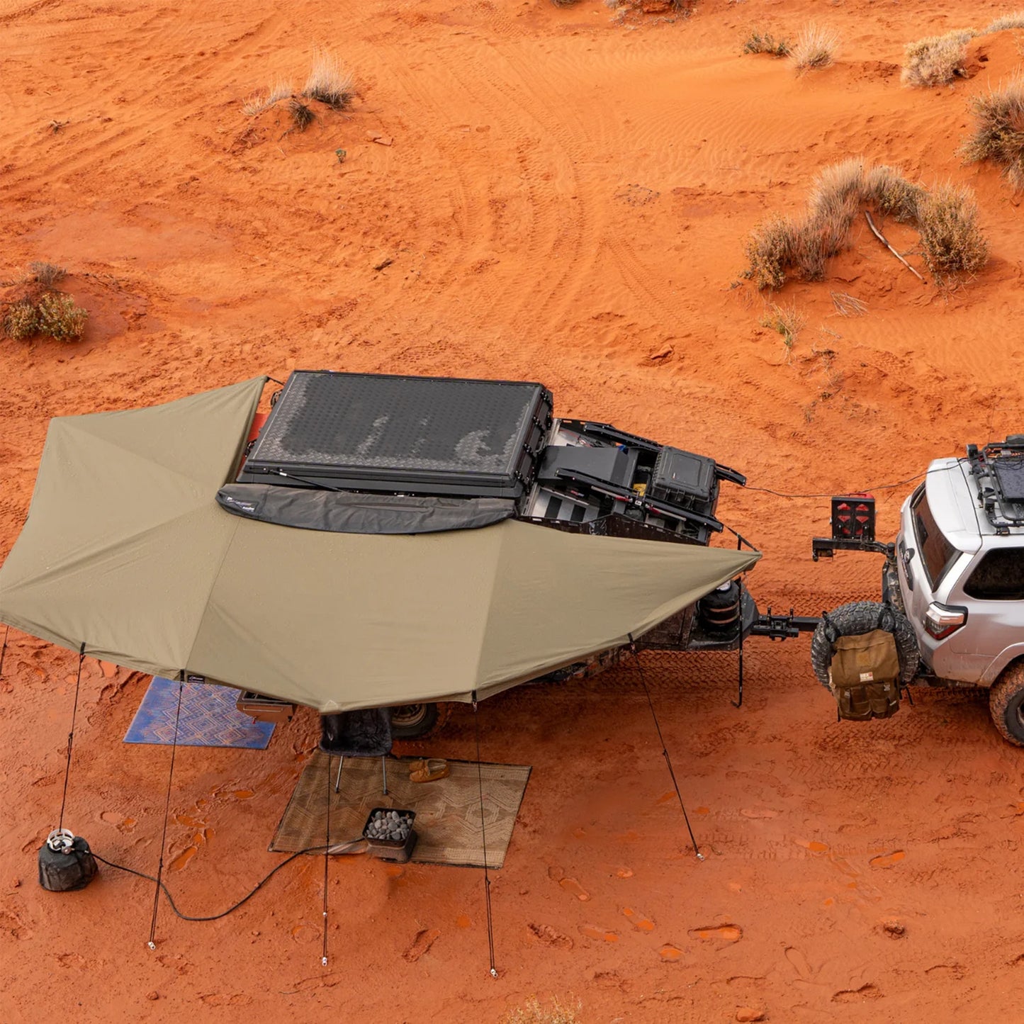 Auvent auto-portant 270° XT MAX de The Bush Company pour 4x4, avec structure robuste et couverture résistante.