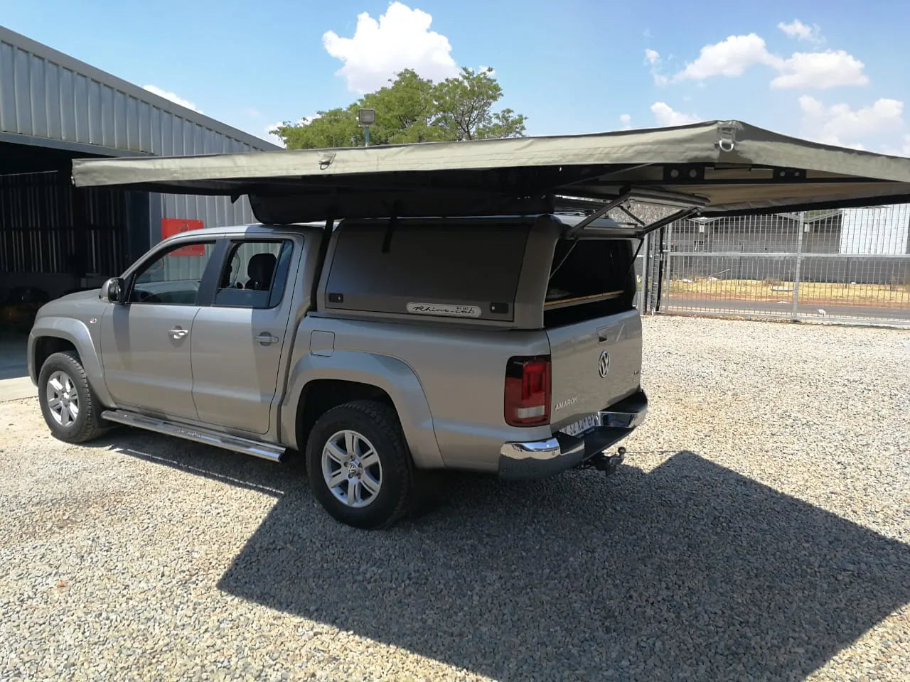 Auvent autoportant 270° XT™ MK2 de The Bush Company, structure robuste avec tissu résistant pour protection extérieure.