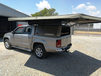 Auvent autoportant 270° XT™ MK2 de The Bush Company, structure robuste avec tissu résistant pour protection extérieure.