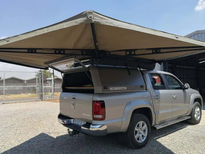 Auvent autoportant 270° XT™ MK2 de The Bush Company, solide et robuste, conçu pour une installation extérieure durable.