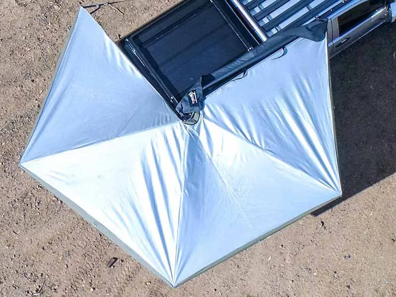 Auvent autoportant 270° XT™ MK2 de The Bush Company, vue partielle montrant la toile et la structure robuste.