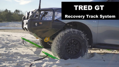 Plaques à sable TRED GT Recovery, ultra résistantes, conçues pour 4x4, montrant la plaque en acier robuste pour l'aide en récupération.