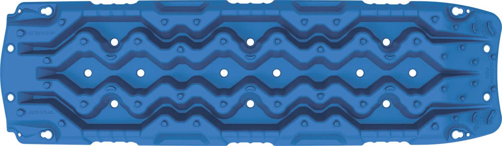 Plaques à sable TRED GT Recovery ultra résistantes pour véhicules 4x4, conçues pour l'auto-encaissement et la récupération en terrain difficile.