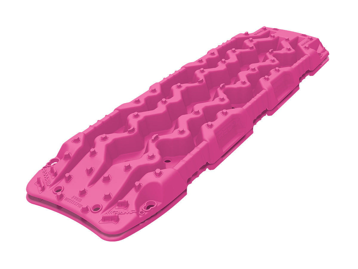 Plaques à sable TRED GT Recovery ultra résistantes pour véhicules 4x4, en acier robuste, utilisées pour l'extraction en terrain difficile.