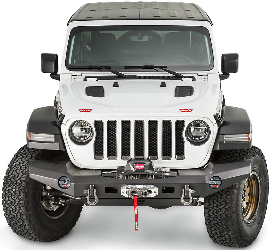 Pare-choc avant Warn Elite pour Jeep Wrangler JL et JT Gladiator, robuste et en métal, installation visible sur le véhicule.