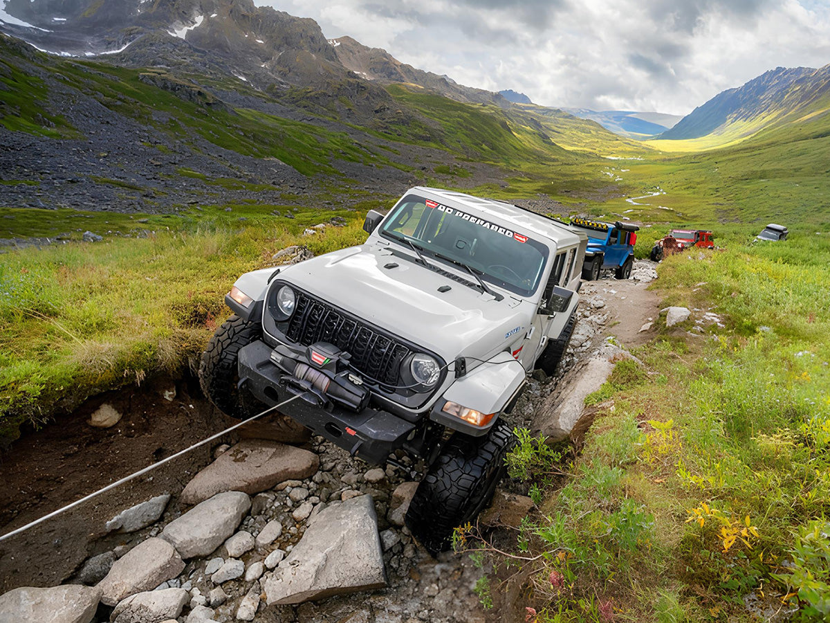 Treuil Warn Zeon XP10S 4.5T 12V avec corde synthétique et fonction Bluetooth, pour récupération tout-terrain ou usage industriel.