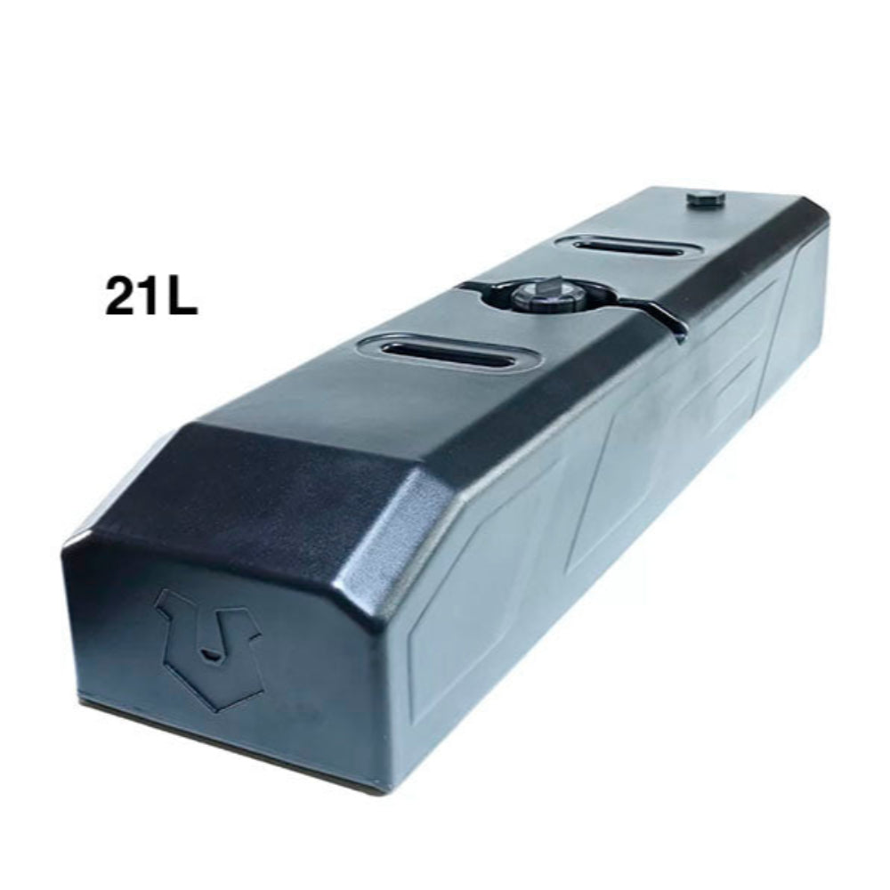 Réservoir d’eau latéral Xperts 4x4 avec pompe 12V intégrée, capacité de 17L, en métal robuste pour véhicule tout-terrain.