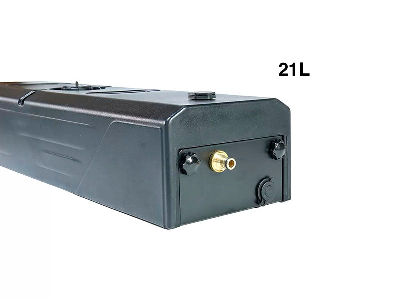 Réservoir d’eau latéral Xperts 4x4 avec pompe 12V intégrée, capacité de 17L, en plastique noir, monté sur un véhicule tout-terrain.