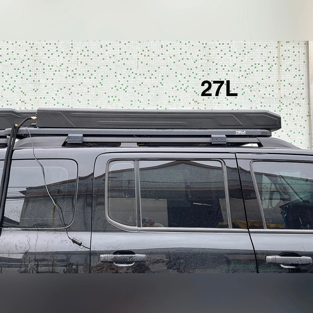 Réservoir d’eau latéral Xperts 4x4 avec pompe 12V intégrée, capacité de 17L, en plastique robuste pour véhicule tout-terrain.