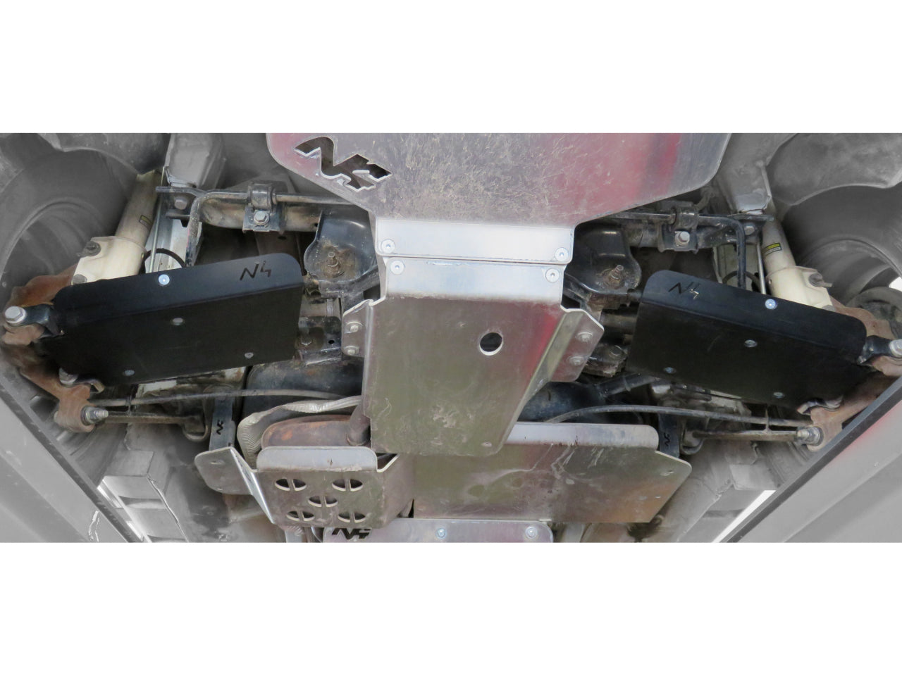 Paire de protections de triangles arrières en PEHD 6mm pour Dacia Duster N4 OFFROAD, accessoires 4x4 robustes.