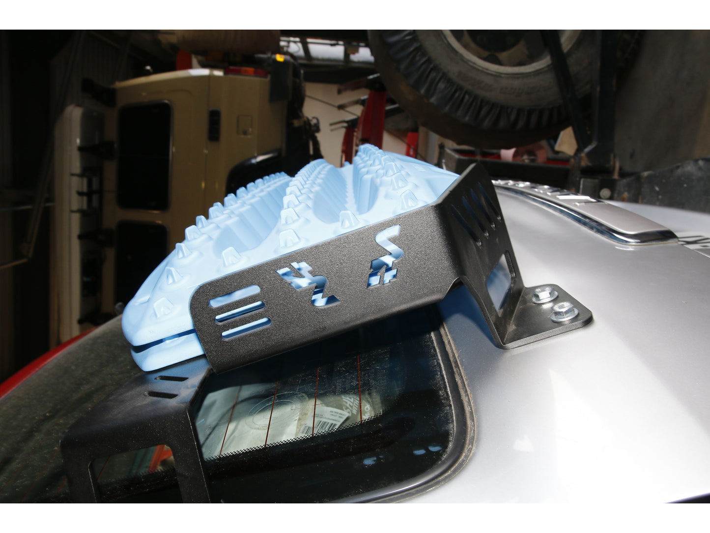 Support de plaques à sable Maxtrax N4 OFFROAD pour hayon de Toyota HDJ100, accessoire robuste pour l off-road.