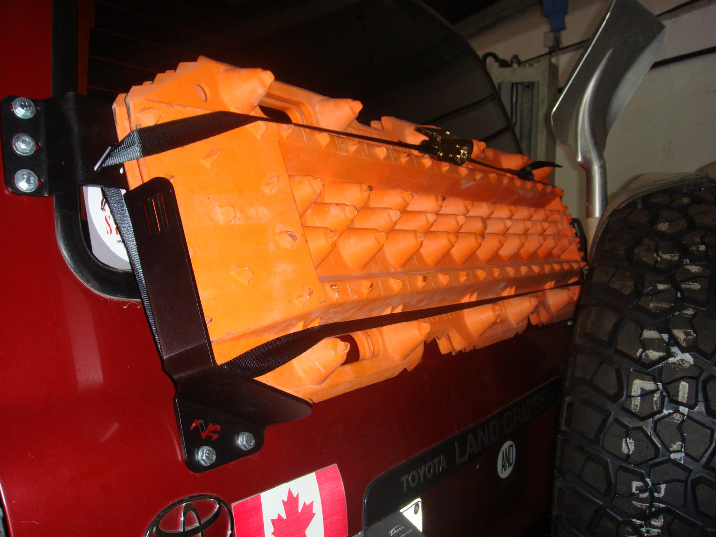 Support de plaques à sable Maxtrax N4 OFFROAD pour hayon Toyota HDJ80 N4, accessoire robuste pour off-road.