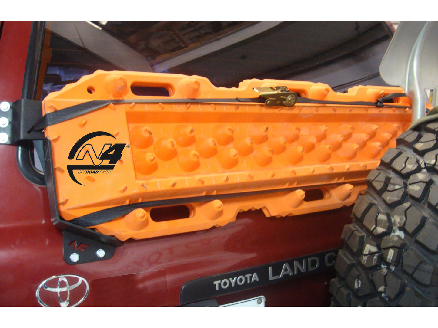Support de plaques à sable Maxtrax pour Toyota HDJ80 N4 OFFROAD, fixé sur le hayon, accessoire robuste pour l off-road.