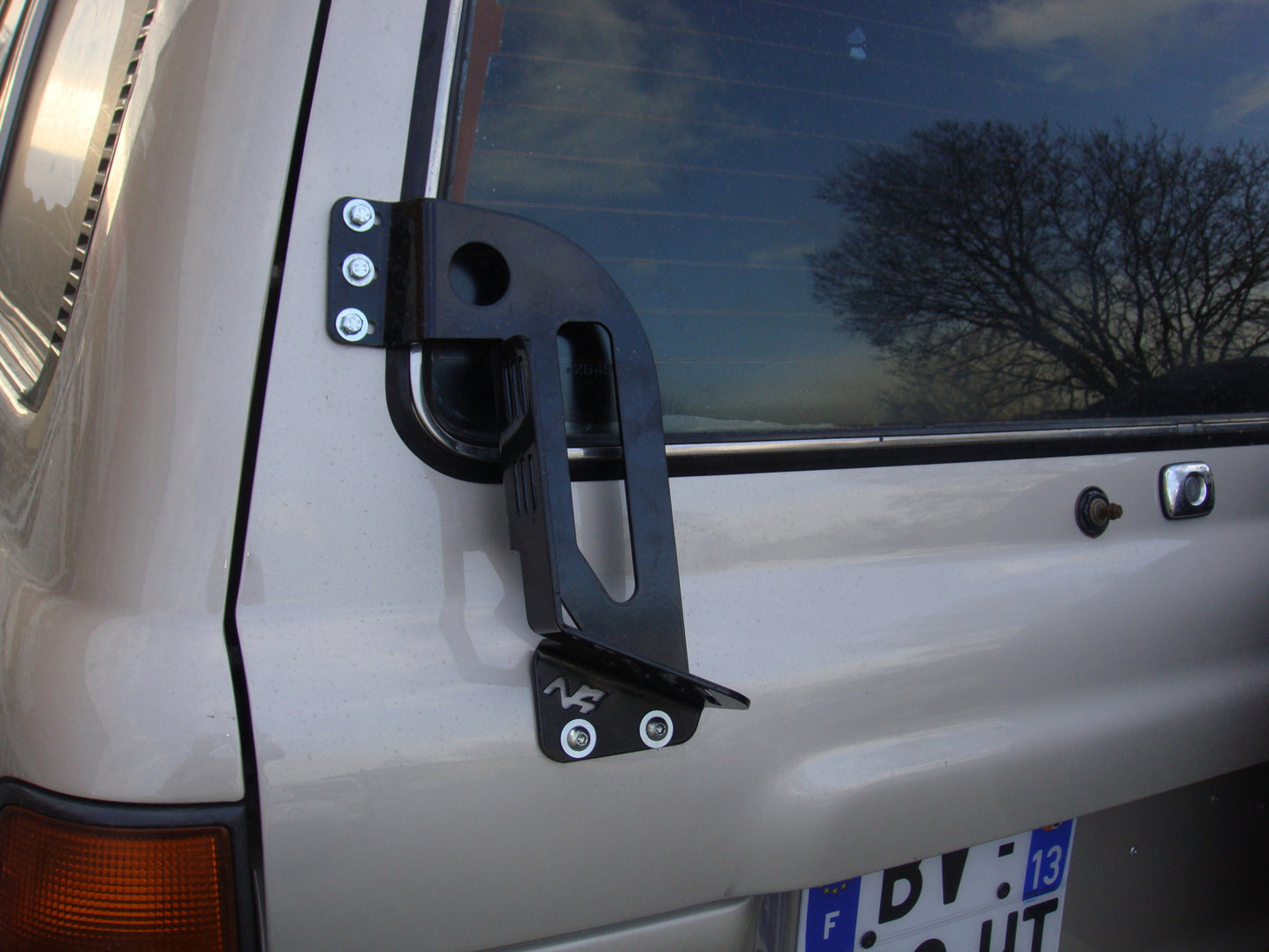 Support de plaques à sable Maxtrax N4 OFFROAD sur le hayon pour Toyota HDJ80 N4, accessoire robuste pour l'offroad.