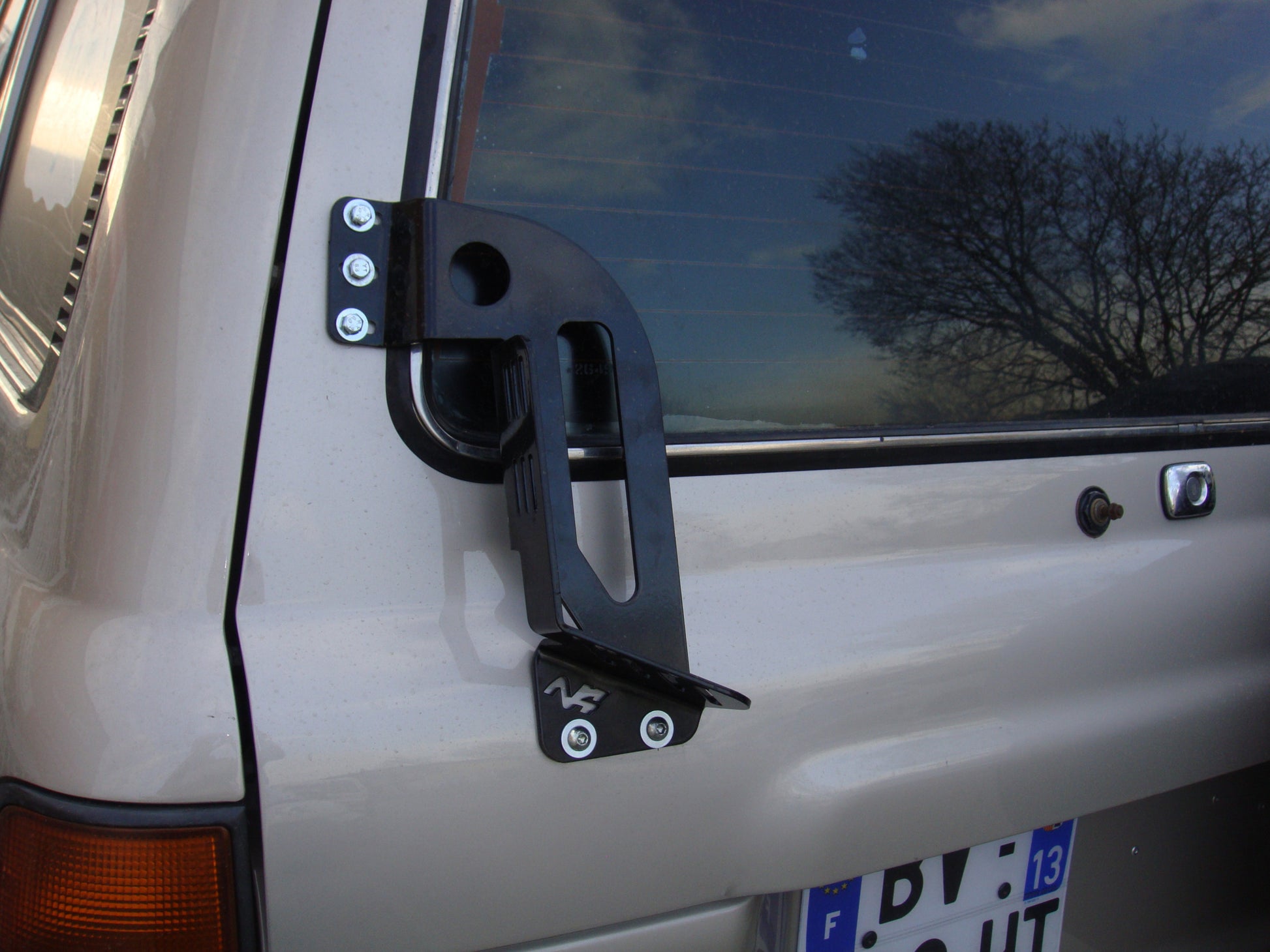 Support de plaques à sable Maxtrax N4 OFFROAD sur le hayon pour Toyota HDJ80 N4, accessoire robuste pour l'offroad.