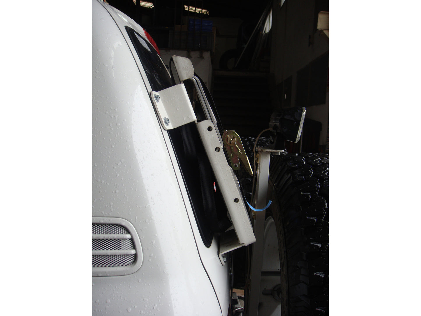 Support de plaques à sable Maxtrax N4 OFFROAD sur le hayon d’un Toyota HDJ100 N4-Offroad, accessoire robuste pour l’off-road.