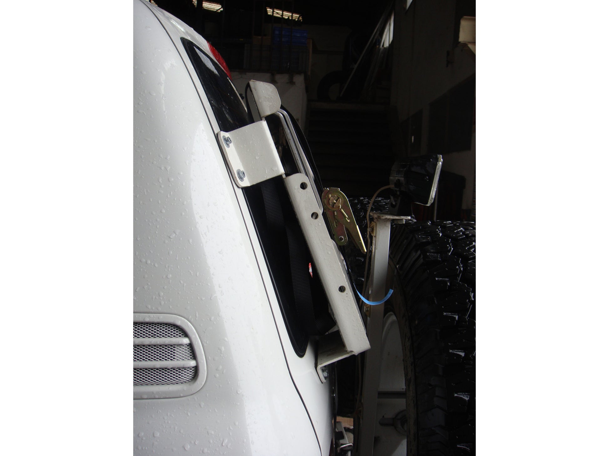 Support de plaques à sable Maxtrax N4 OFFROAD sur le hayon d’un Toyota HDJ100 N4-Offroad, accessoire robuste pour l’off-road.