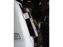 Support de plaques à sable Maxtrax N4 OFFROAD sur le hayon d’un Toyota HDJ100 N4-Offroad, accessoire robuste pour l’off-road.