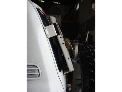 Support de plaques à sable Maxtrax N4 OFFROAD sur le hayon d’un Toyota HDJ100 N4-Offroad, accessoire robuste pour l’off-road.