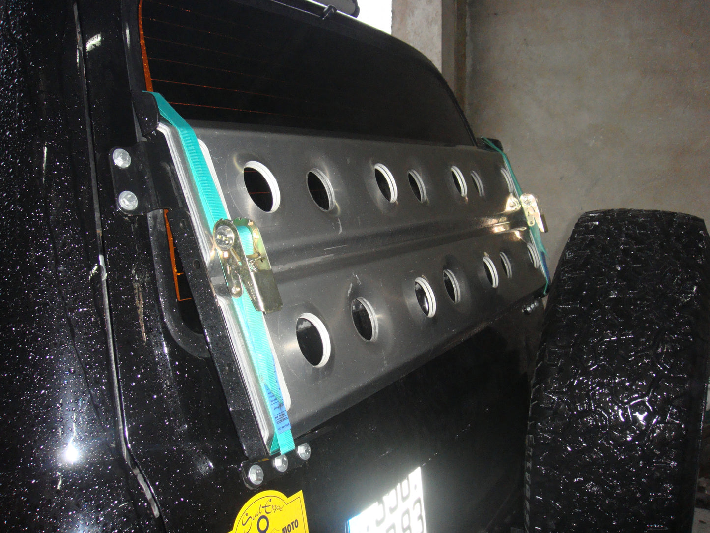 Support de plaques à sable Maxtrax N4 OFFROAD fixé sur le hayon d'un Toyota HDJ80 N4-Offroad, accessoires tout-terrain robustes.