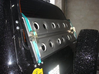 Support de plaques à sable Maxtrax N4 OFFROAD fixé sur le hayon d'un Toyota HDJ80 N4-Offroad, accessoires tout-terrain robustes.