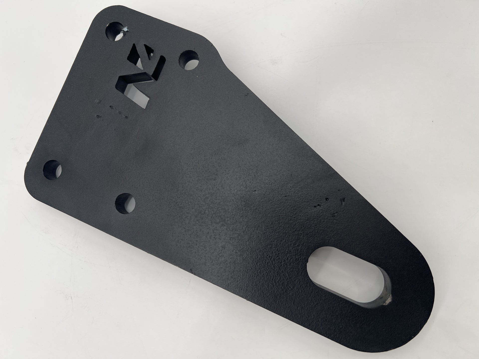 Anneau de remorquage arrière gauche pour Mercedes Sprinter W906/W907, accessoire N4-Offroad, en métal robuste sur véhicule utilitaire.