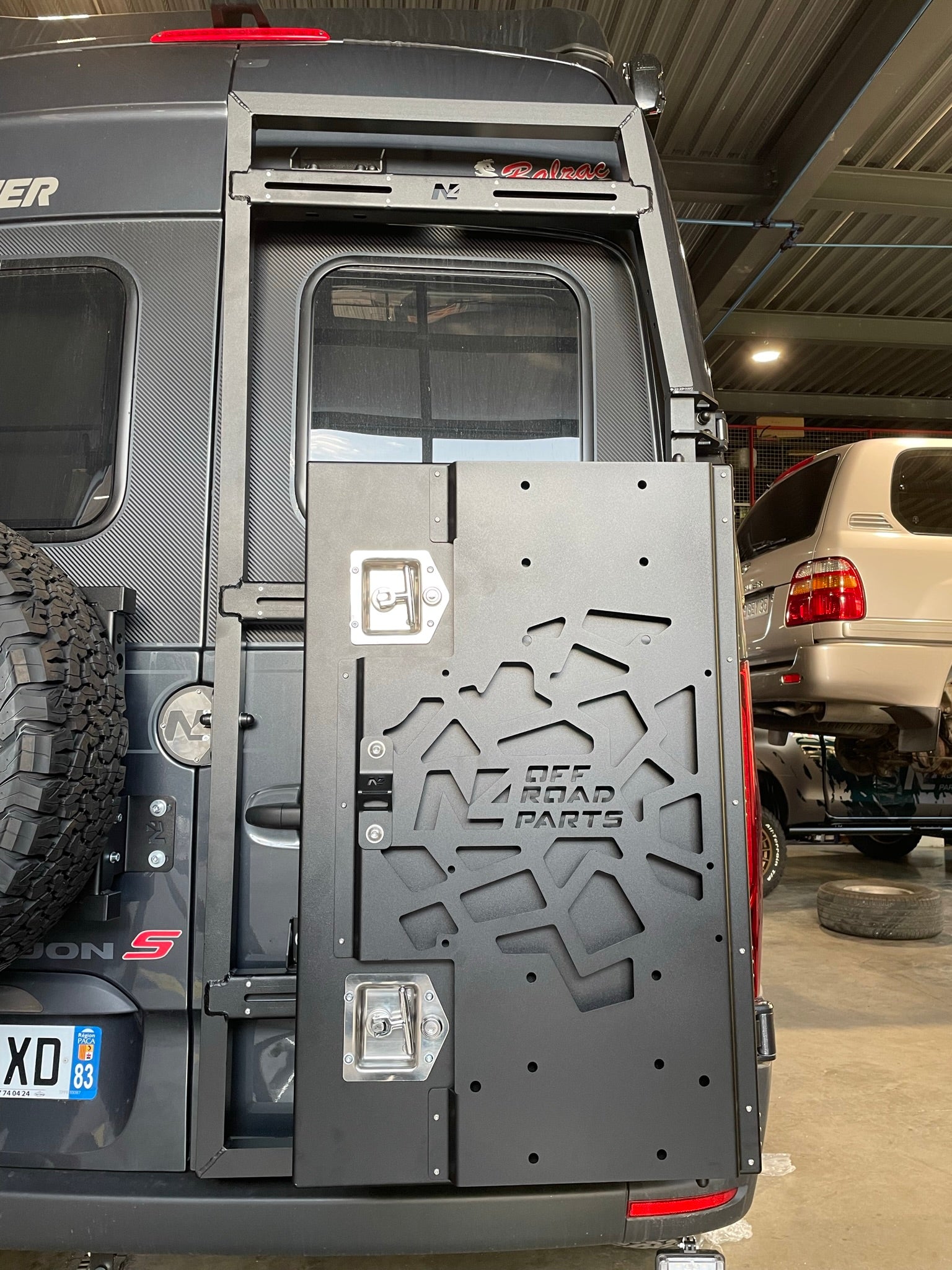 Coffre en aluminium N4-Offroad pour porte tout N4-PR3000 sur Mercedes Sprinter W907, accessoires robustes pour véhicule utilitaire.