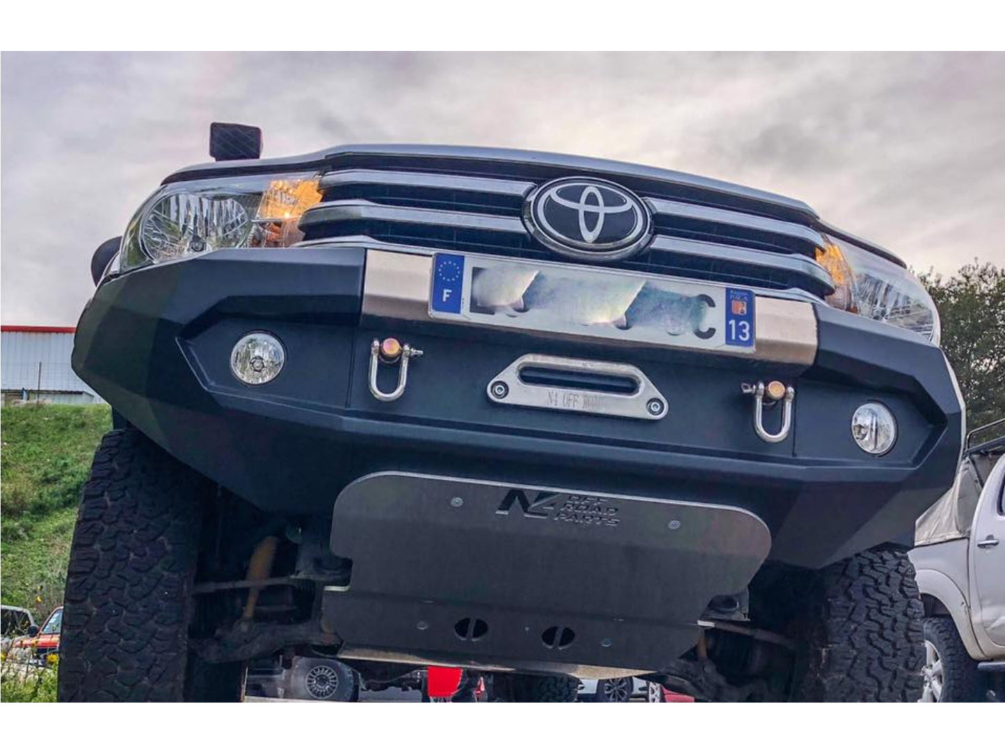 Kit de feux antibrouillard complets N4 Offroad pour pare-choc avant Toyota Hilux Revo N4, avec supports et câblage visible.