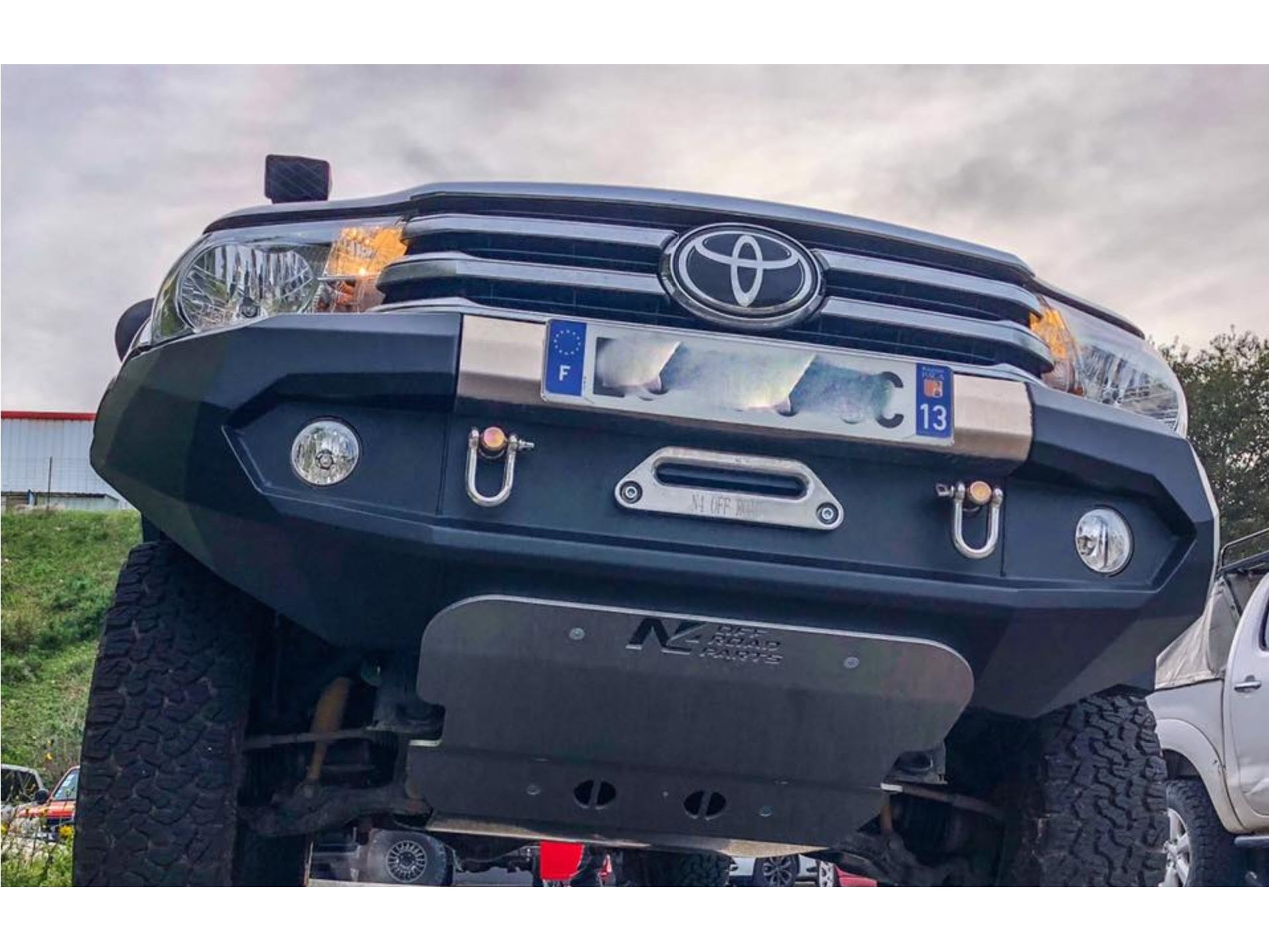 Kit de feux antibrouillard complets N4 Offroad pour pare-choc avant Toyota Hilux Revo N4, avec supports et câblage visible.