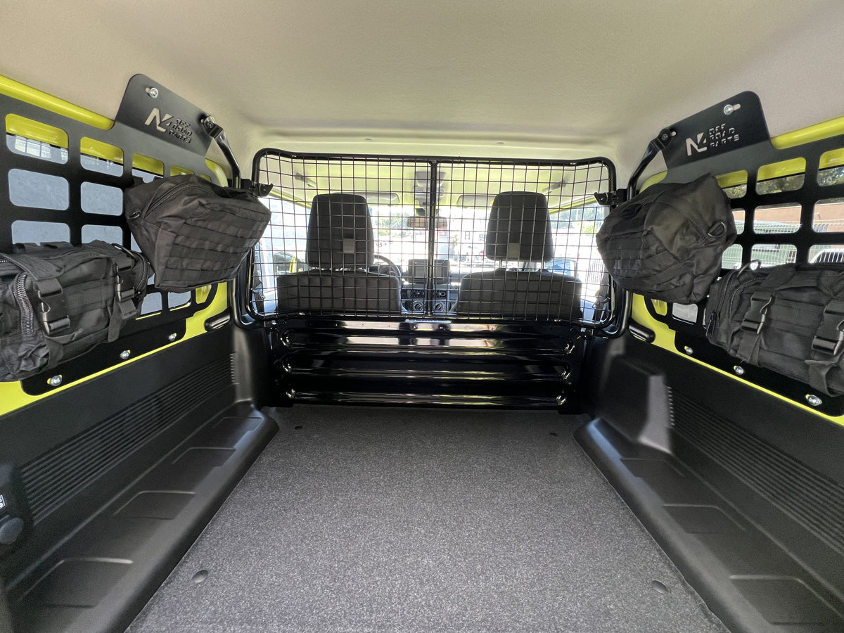 Kit supports accessoires MOLLE pour intérieur des vitres arrière du Suzuki Jimny 2018+ par N4 OFFROAD, accessoires robustes et pratiques.
