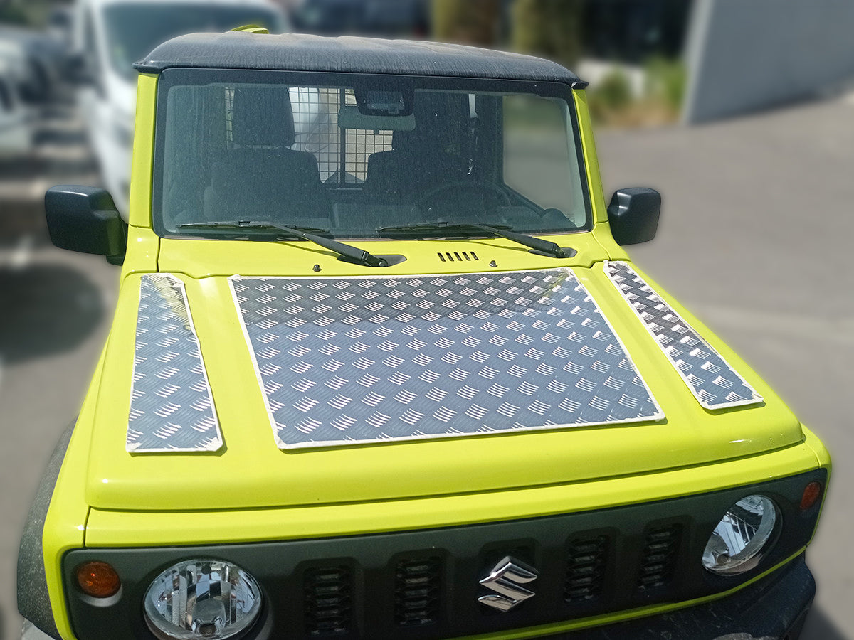 Protection de capot en aluminium strié 2mm pour Suzuki Jimny 2018+ par N4-Offroad, accessoire robuste pour off-road.