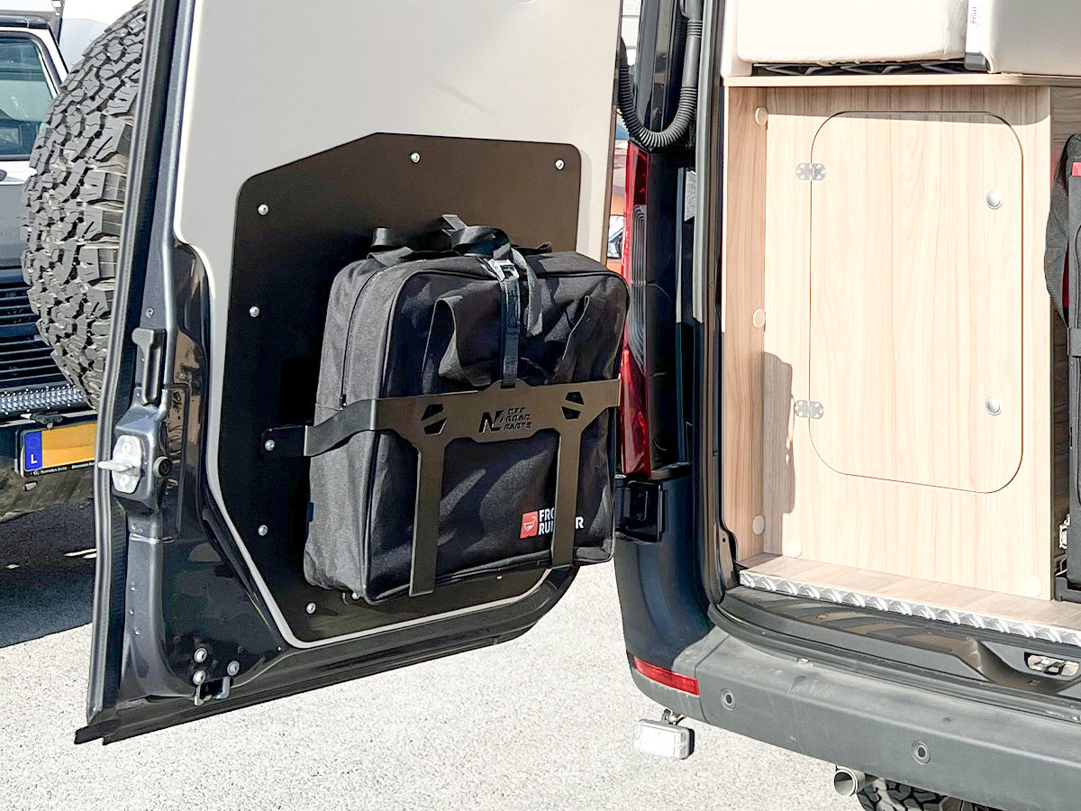 Support pour chaises Front Runner, accessoire N4-Offroad pour porte arrière Mercedes Sprinter W907, robuste et pratique.