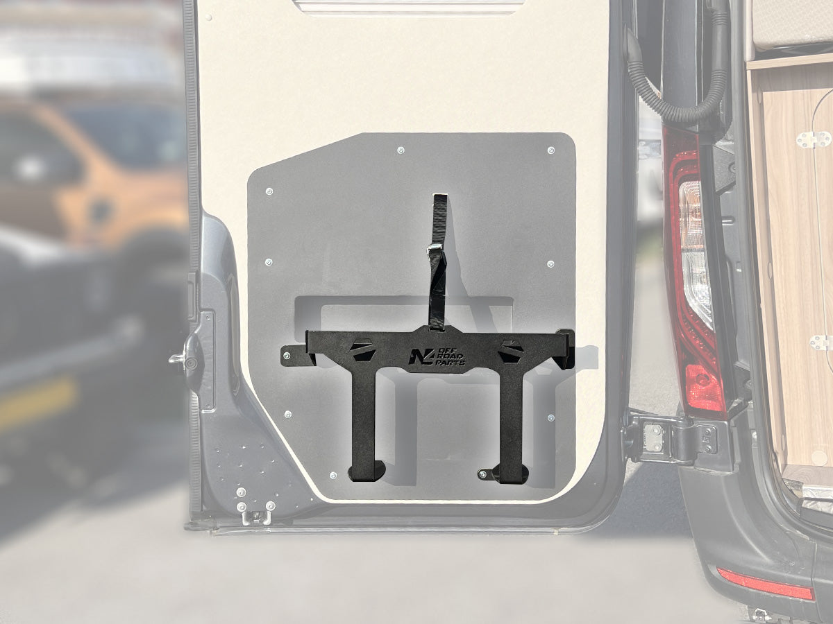 Support pour chaises N4-Offroad sur porte arrière Mercedes Sprinter W907, accessoire robuste pour camping et aventure tout-terrain.