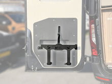 Support pour chaises N4-Offroad sur porte arrière Mercedes Sprinter W907, accessoire robuste pour camping et aventure tout-terrain.