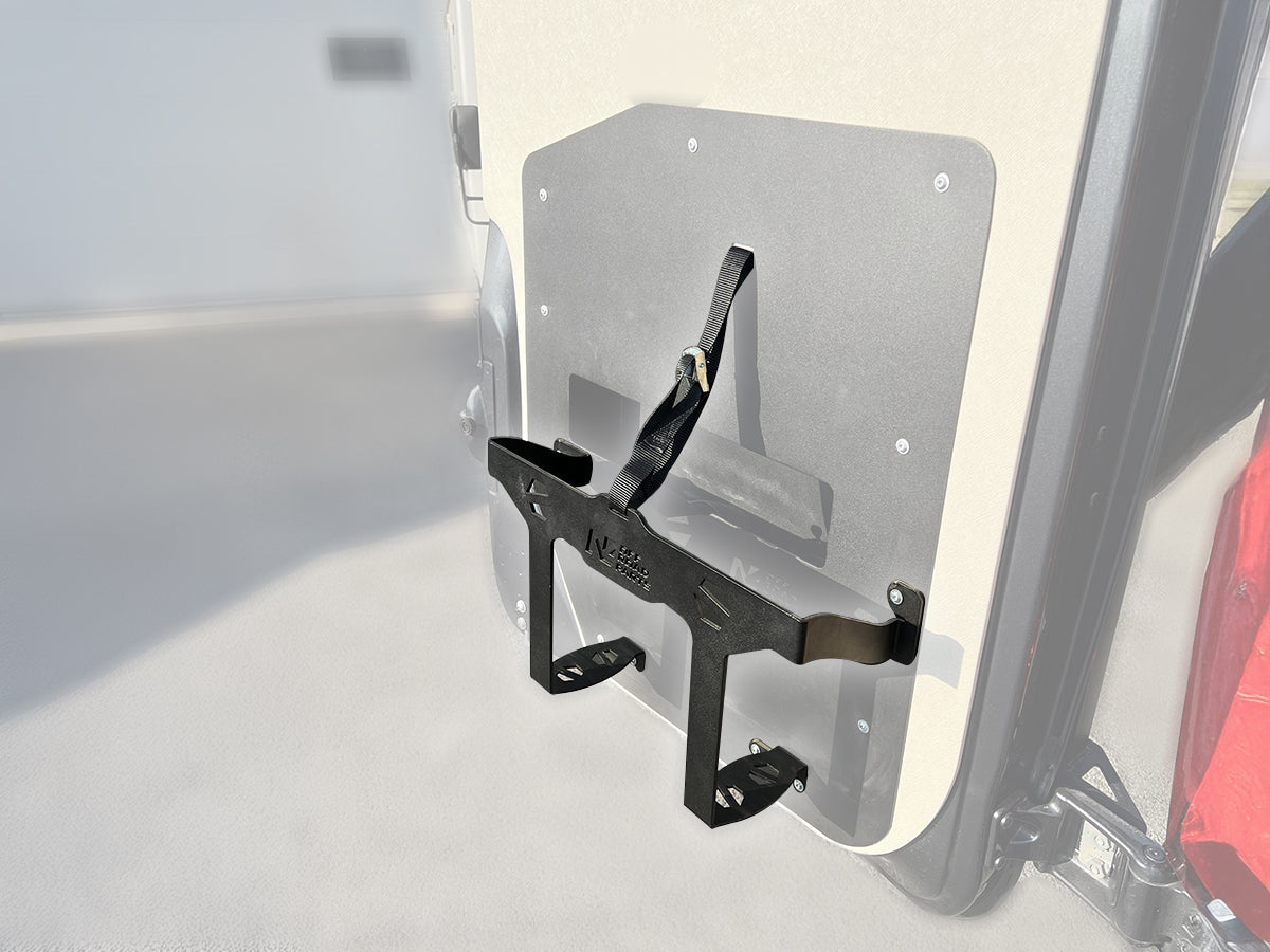 Support pour chaises Front Runner sur porte arrière Mercedes Sprinter W907 N4-Offroad, accessoire robuste pour véhicule utilitaire.