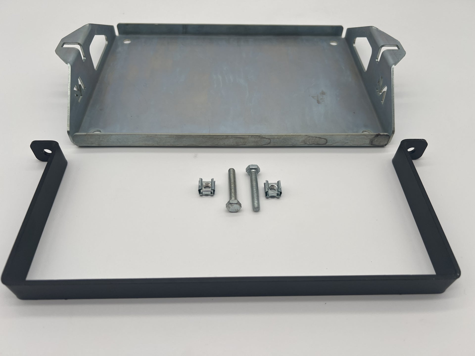 Support universel de fixation de batterie N4-Offroad, accessoire robuste pour la sécurité de la batterie, par N4 OFFROAD.