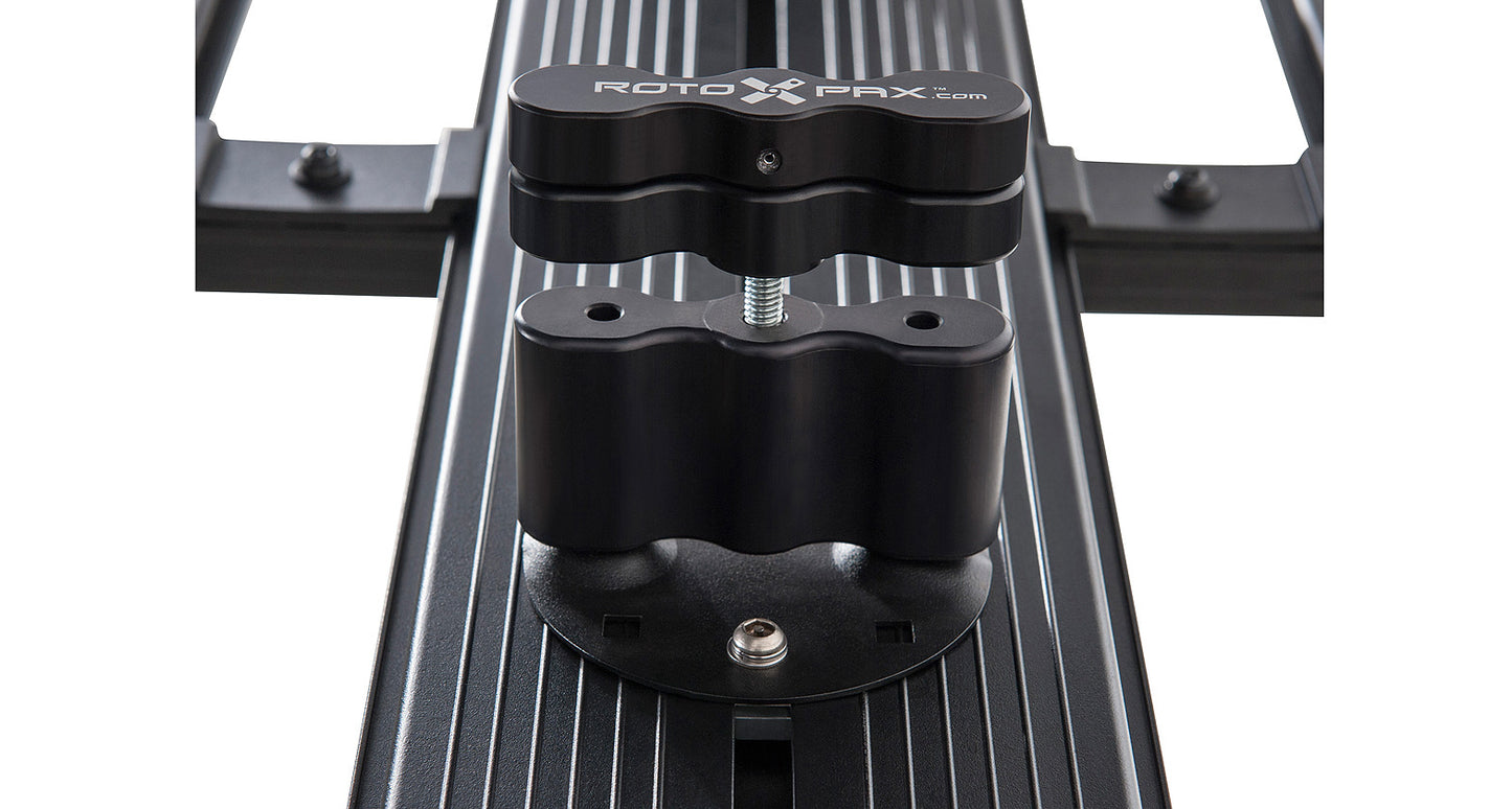 Kit de fixation Rhino-Rack pour système Rotopax sur galerie Pioneer, accessoires robustes pour transport sécurisé.