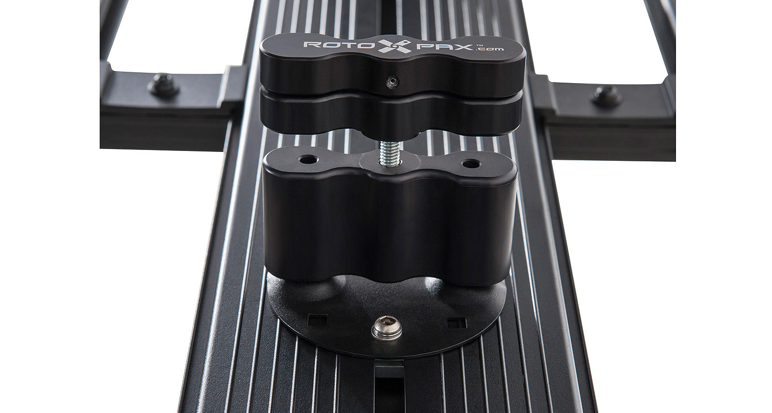 Kit de fixation Rhino-Rack pour système Rotopax sur galerie Pioneer, accessoires robustes pour transport sécurisé.
