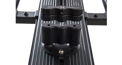 Kit de fixation Rhino-Rack pour système Rotopax sur galerie Pioneer, accessoires robustes pour transport sécurisé.