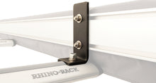 Kit support d'auvent universel RHINO-RACK avec deux supports pour accessoires de véhicule tout-terrain.