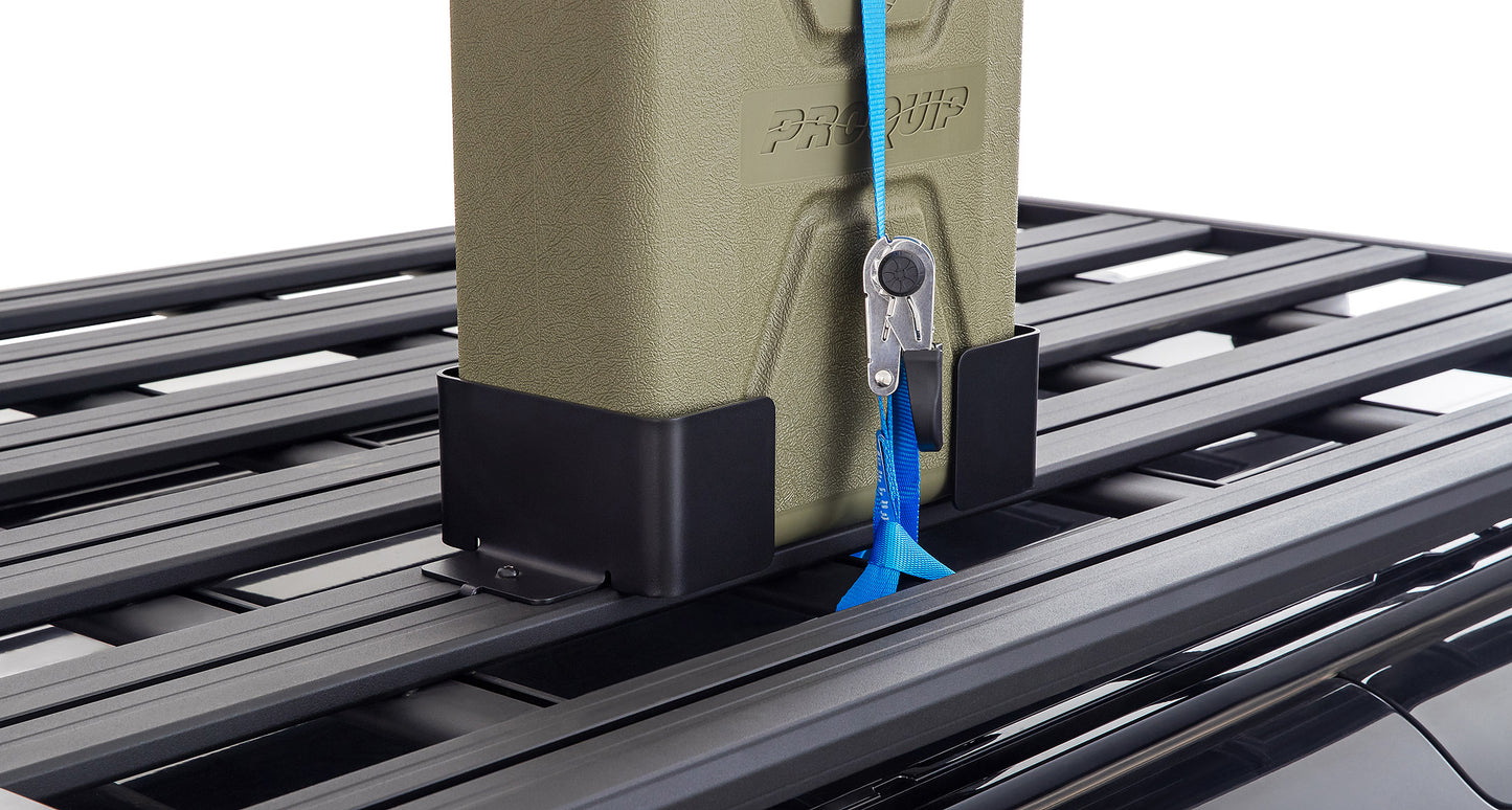 Support pour jerrican Pioneer RHINO-RACK, fixation simple pour accessoires de rangement sur véhicule tout-terrain.