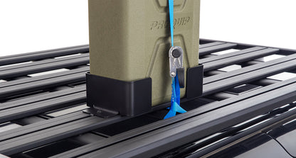 Support pour jerrican Pioneer RHINO-RACK, fixation simple pour accessoires de rangement sur véhicule tout-terrain.