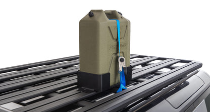 Support pour jerrican Pioneer RHINO-RACK, accessoire unique pour porte-à-faux, en métal robuste et noir, fixé sur véhicule tout-terrain.